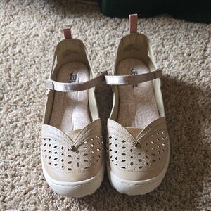 JBU Women's Size 9.5 Tan Memory Foam Adjustable Slip-on Mary Jane Sandal Shoe